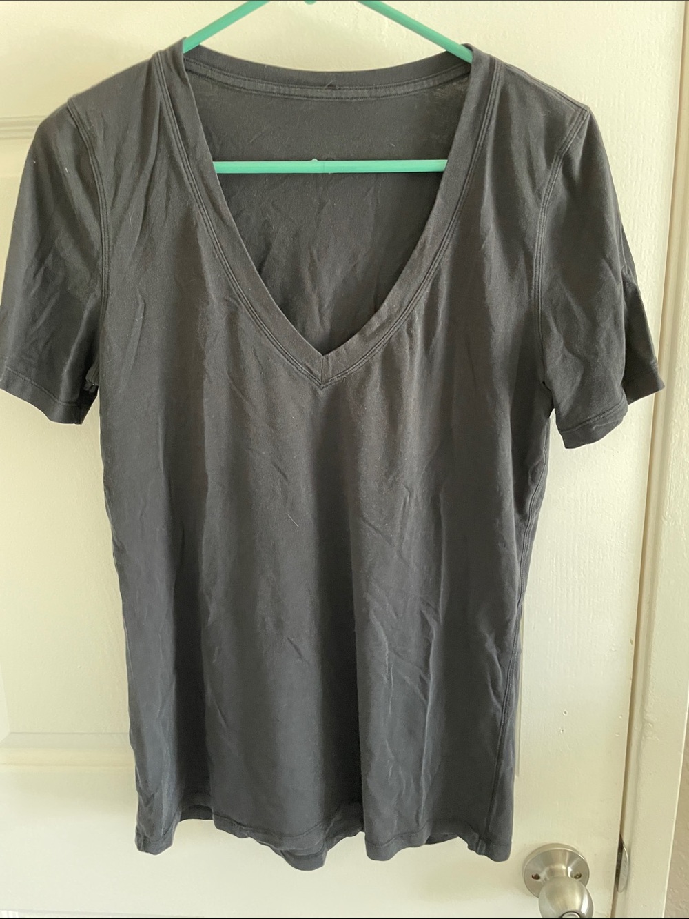 Lululemon V Neck T Shirt Black